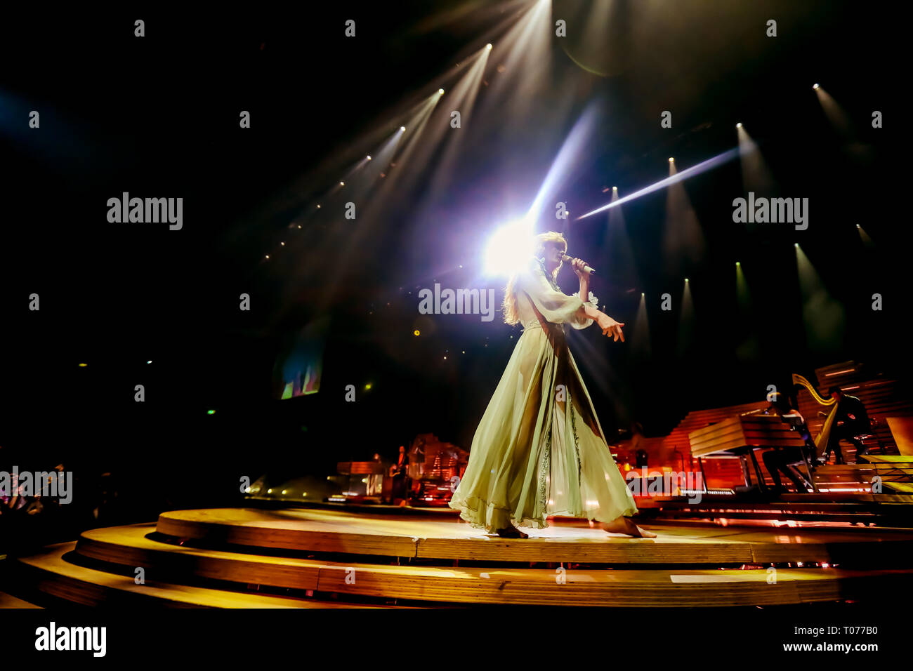 Bologna, Italia. Il 17 marzo 2019. Firenze + la macchina eseguire nella loro prima data del tour in Italia. Firenze + la macchina sono ora per il loro nuovo 'alta come speranza Tour'. Luigi Rizzo/Alamy Live News Foto Stock