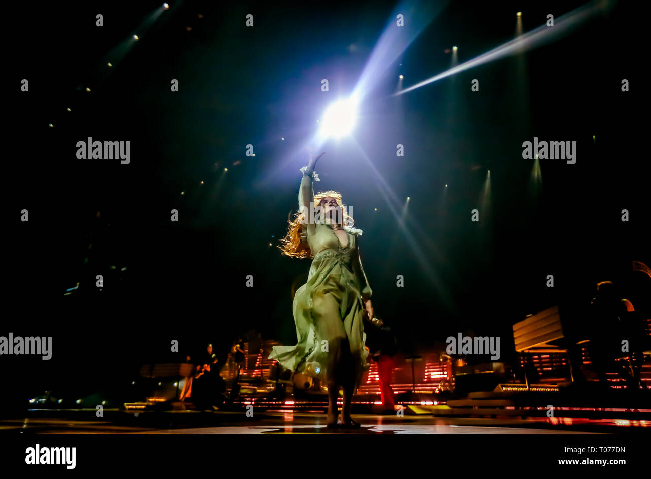 Bologna, Italia. Il 17 marzo 2019. Firenze + la macchina eseguire nella loro prima data del tour in Italia. Firenze + la macchina sono ora per il loro nuovo 'alta come speranza Tour'. Luigi Rizzo/Alamy Live News Foto Stock