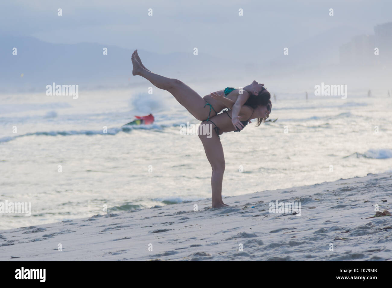 Rio de Janeiro, Brasile. 17 mar 2019. Ultima estate bagnanti addio all'ultimo giorno di estate (17), di Rio de Janeiro sulla spiaggia di Barra da Tijuca nella parte ovest della città nel montante 4. Credito: Ellan Lustosa/Alamy Live News Foto Stock