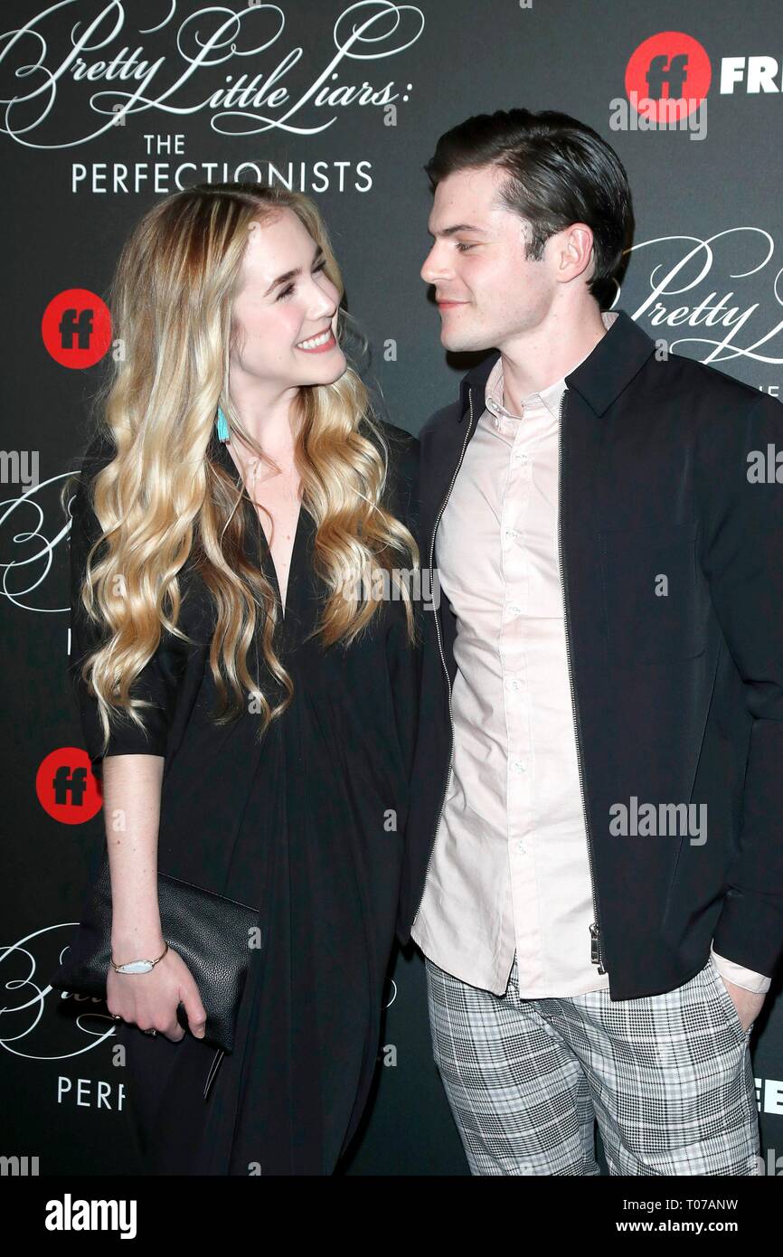 Los Angeles, CA, Stati Uniti d'America. Xv Mar, 2019. Spencer Locke, Chris Mason presso gli arrivi per piuttosto poco bugiardi: i perfezionisti Premiere, Hollywood Athletic Club, Los Angeles, CA, 15 marzo, 2019. Credito: Priscilla concedere/Everett raccolta/Alamy Live News Foto Stock