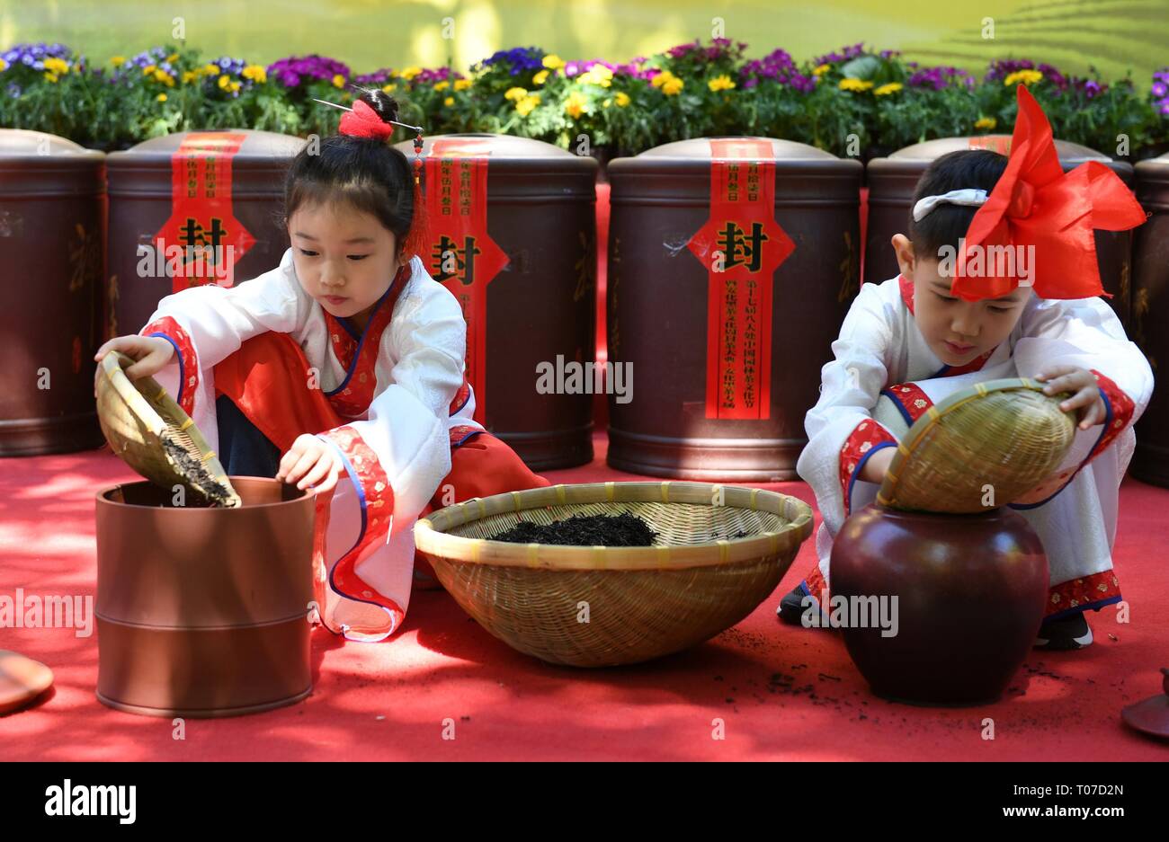 (190318) -- Pechino, 18 marzo 2019 (Xinhua) -- due bambini in età classica costumi cinese messo Anhua dark le foglie di tè in ceramica urne durante un tè tradizionale cerimonia di conservazione al tempio Xiangjie in Badachu Park di Pechino, capitale della Cina, 3 maggio 2018. Della Cina di cibo e bevande (F&B) industria postato un record di 4,27 miliardi di yuan (636 miliardi di dollari) delle entrate nel 2018, la Cina Associazione cucina detta domenica. La F&B entrate del settore rappresentavano il 11,2 percento del volume totale delle vendite al dettaglio lo scorso anno, fino 0,4 punti percentuali a partire dal 2017, detto Jiang Junxian, presiedere Foto Stock