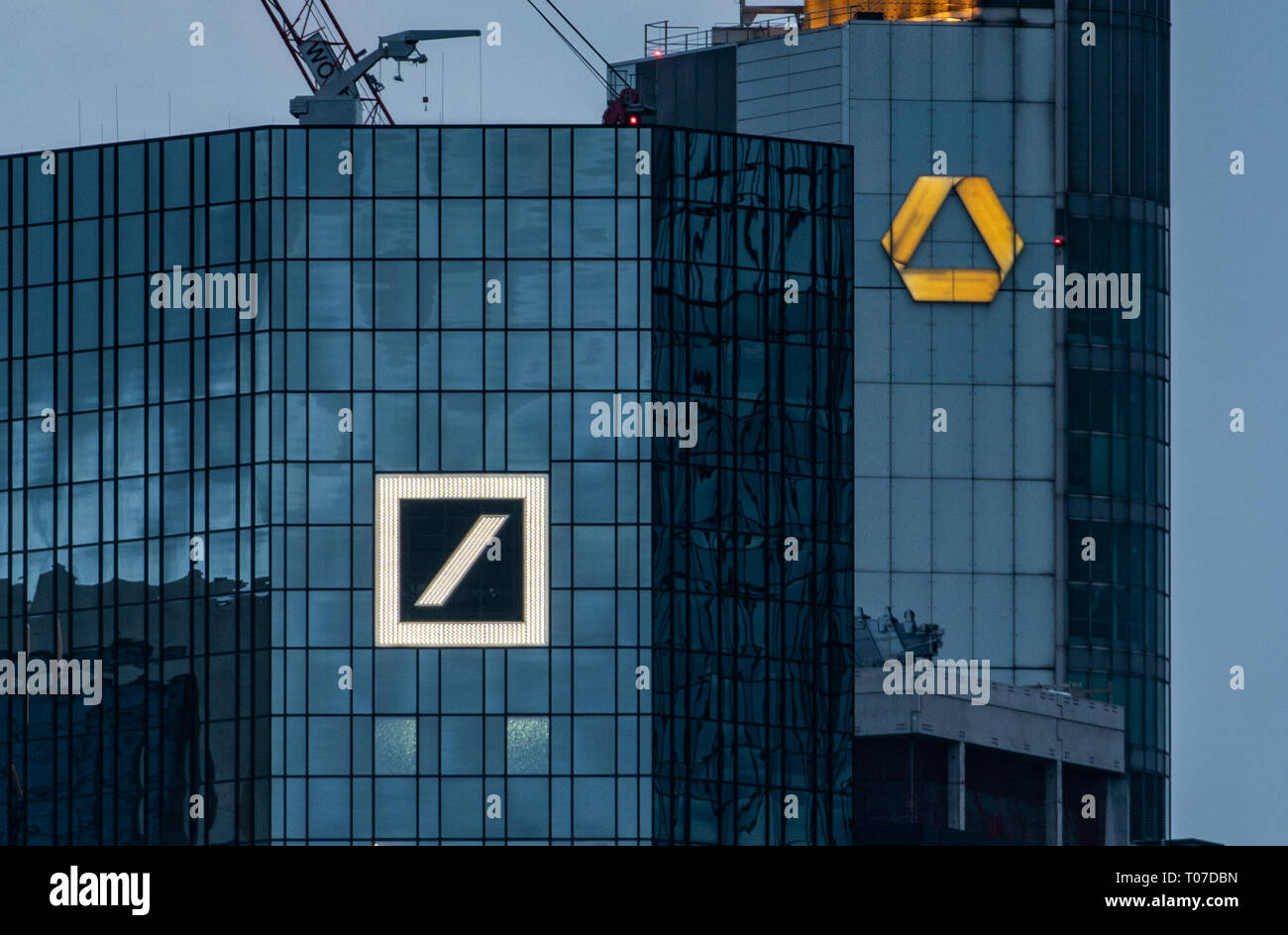 17 marzo 2019, Assia, Frankfurt/Main: la sede della Deutsche Bank (l) e Commerzbank, tirato insieme da un teleobiettivo. Foto: Frank Rumpenhorst/dpa Foto Stock