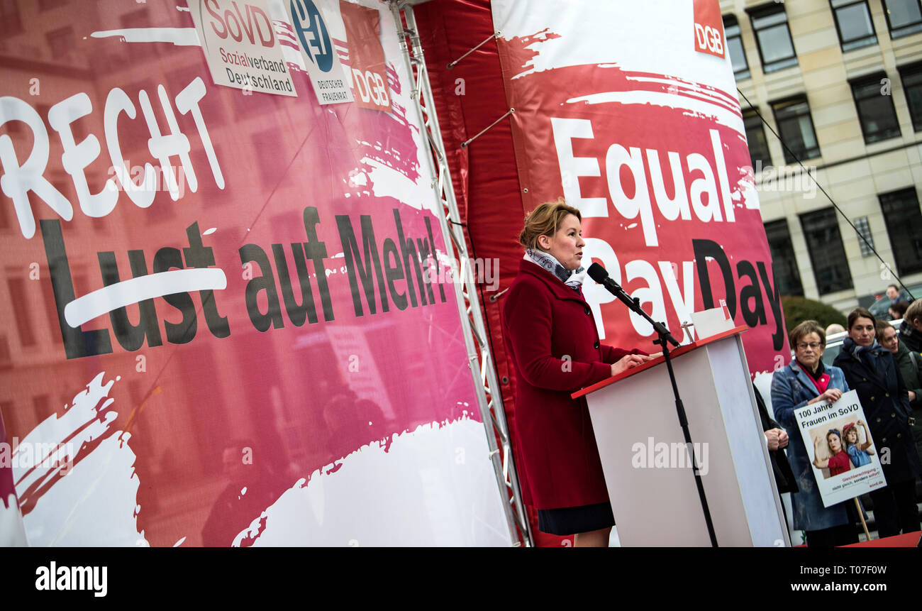 Berlino, Germania. Xviii Mar, 2019. Franziska Giffey (SPD), Ministro federale per gli Affari Familiari, parla in un rally della federazione tedesca dei sindacati (DGB), il tedesco associazione sociale e il Tedesco donne del Consiglio sulla parità di retribuzione giorno' a Pariser Platz. Secondo i calcoli effettuati dall'Ufficio federale di statistica, donne in Germania guadagnano in media il 21 percento in meno rispetto agli uomini. La parità di retribuzione giorno' segna simbolicamente il divario retributivo tra i sessi, ossia il giorno fino a che le donne hanno lavorato senza pagare rispetto agli uomini nel corrente anno. Credito: Bernd von Jutrczenka/dpa/Alamy Live News Foto Stock