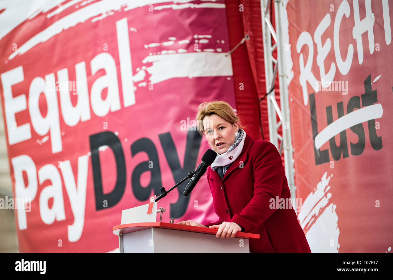 Berlino, Germania. Xviii Mar, 2019. Franziska Giffey (SPD), Ministro federale per gli Affari Familiari, parla in un rally della federazione tedesca dei sindacati (DGB), il tedesco associazione sociale e il Tedesco donne del Consiglio sulla parità di retribuzione giorno' a Pariser Platz. Secondo i calcoli effettuati dall'Ufficio federale di statistica, donne in Germania guadagnano in media il 21 percento in meno rispetto agli uomini. La parità di retribuzione giorno' segna simbolicamente il divario retributivo tra i sessi, ossia il giorno fino a che le donne hanno lavorato senza pagare rispetto agli uomini nel corrente anno. Credito: Bernd von Jutrczenka/dpa/Alamy Live News Foto Stock