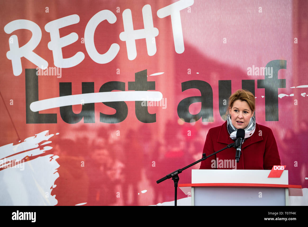 Berlino, Germania. Xviii Mar, 2019. Franziska Giffey (SPD), Ministro federale per gli Affari Familiari, parla in un rally della federazione tedesca dei sindacati (DGB), il tedesco associazione sociale e il Tedesco donne del Consiglio sulla parità di retribuzione giorno' a Pariser Platz. Secondo i calcoli effettuati dall'Ufficio federale di statistica, donne in Germania guadagnano in media il 21 percento in meno rispetto agli uomini. La parità di retribuzione giorno' segna simbolicamente il divario retributivo tra i sessi, ossia il giorno fino a che le donne hanno lavorato senza pagare rispetto agli uomini nel corrente anno. Credito: Bernd von Jutrczenka/dpa/Alamy Live News Foto Stock