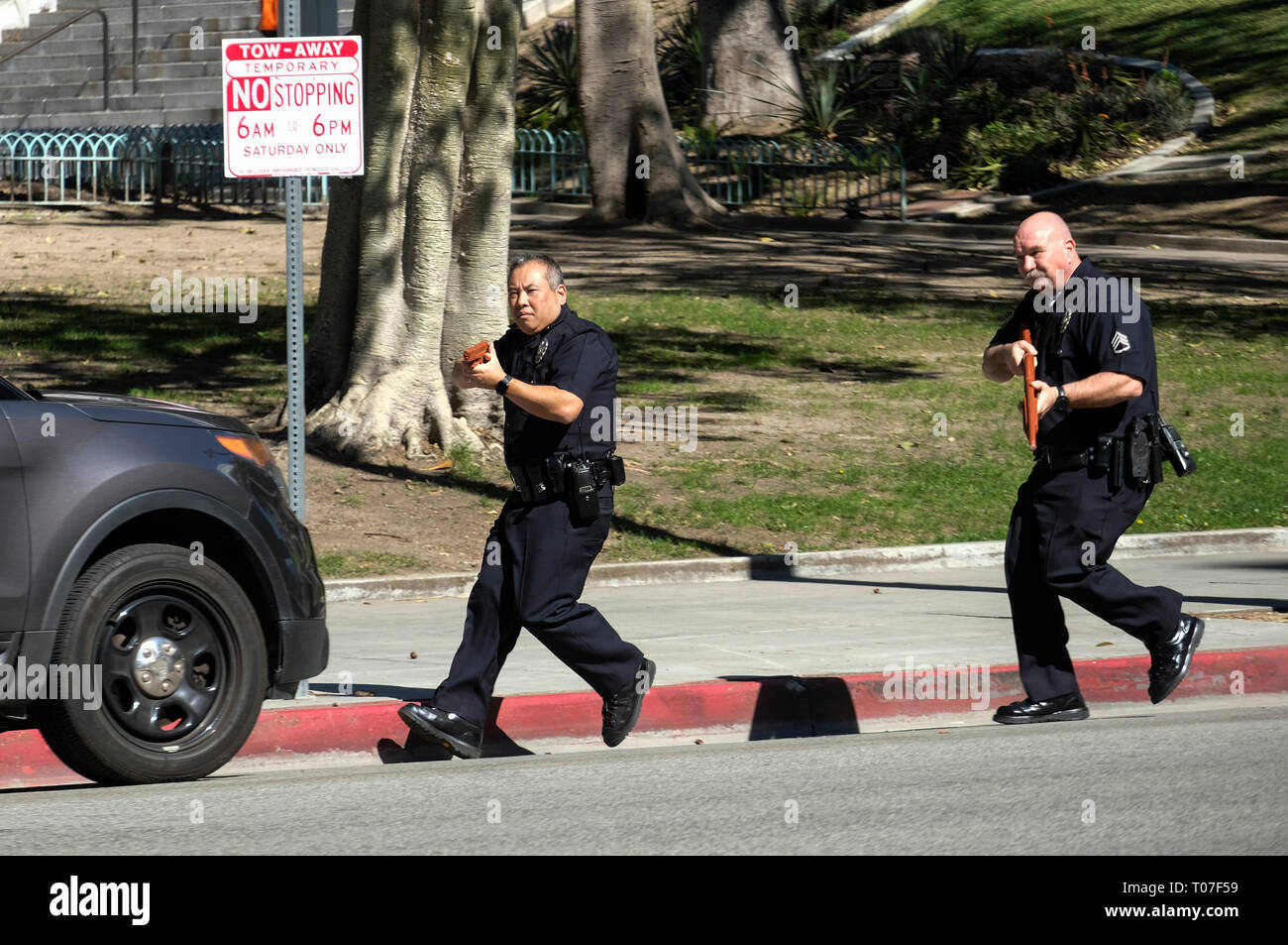 Los Angeles, Stati Uniti d'America. 16 Mar, 2019. Poliziotti di prendere parte a un multi-agenzia attiva risposta sparatutto in formazione a Los Angeles City Hall di Los Angeles, Stati Uniti, 16 marzo 2019. Più di 120 funzionari di polizia da varie agenzie hanno preso parte al corso di formazione. Credito: Zhao Hanrong/Xinhua/Alamy Live News Foto Stock