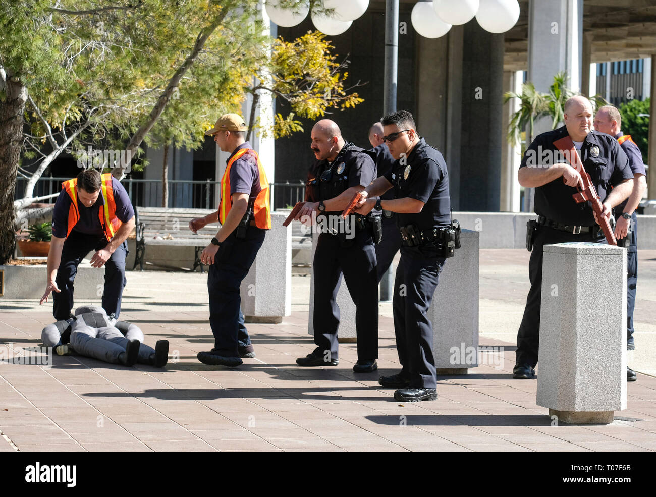 Los Angeles, Stati Uniti d'America. 16 Mar, 2019. Poliziotti di prendere parte a un multi-agenzia attiva risposta sparatutto in formazione a Los Angeles City Hall di Los Angeles, Stati Uniti, 16 marzo 2019. Più di 120 funzionari di polizia da varie agenzie hanno preso parte al corso di formazione. Credito: Zhao Hanrong/Xinhua/Alamy Live News Foto Stock