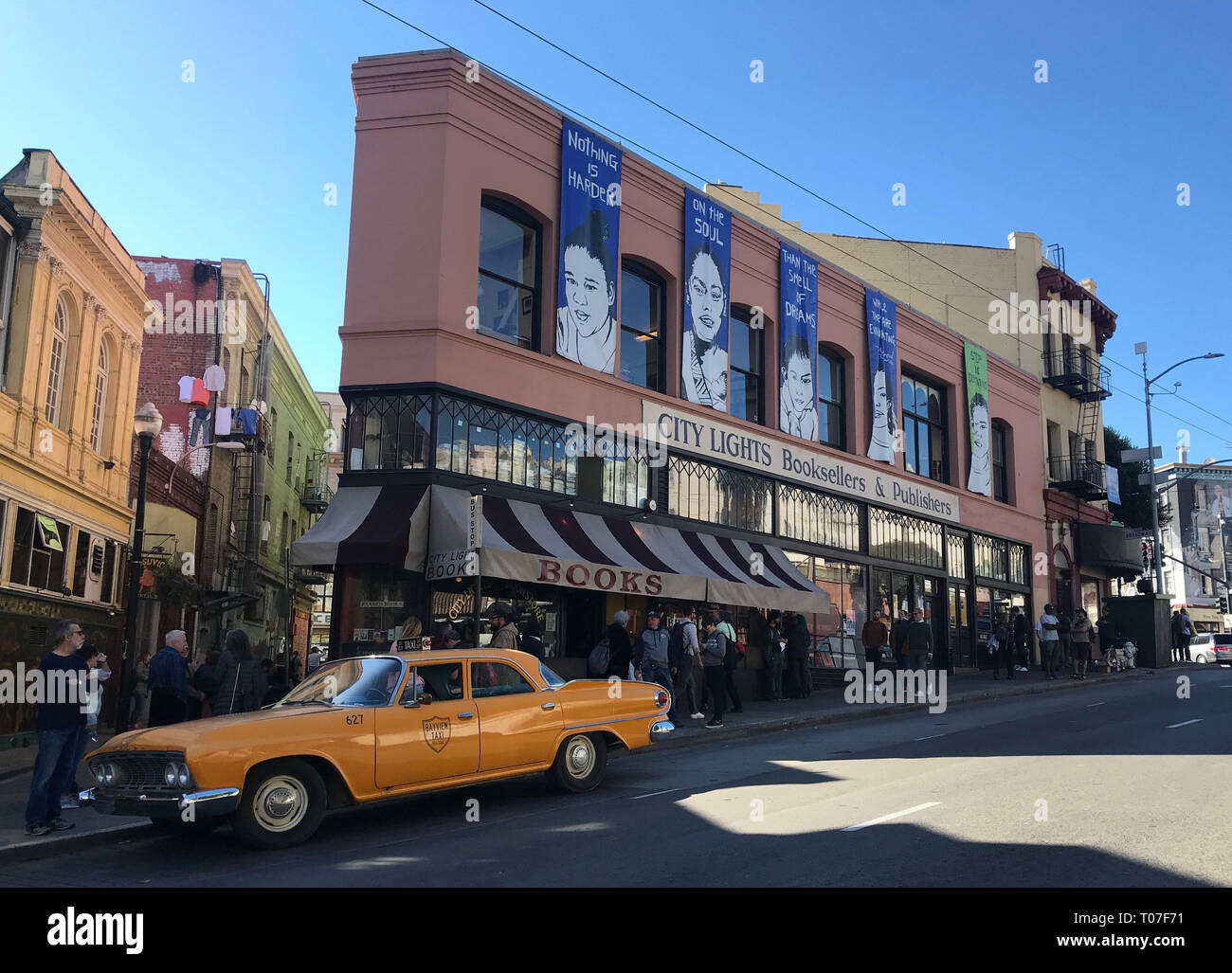 San Francisco, Stati Uniti d'America. 25 ott 2018. Il bookstore luci della città, fondata dal poeta Beatnik L. Ferlinghetti. Anche all'età di 100, il poeta americano, editore e attivista non tritare le sue parole. (A dpa 'US poeta Lawrence Ferlinghetti con 100 - 'Trump è una barbarie") Credito: -/Bloom17/dpa - ATTENZIONE: Solo per uso editoriale in connessione con la corrente di report e solo con la citazione completa della suddetta carta di credito/dpa/Alamy Live News Foto Stock