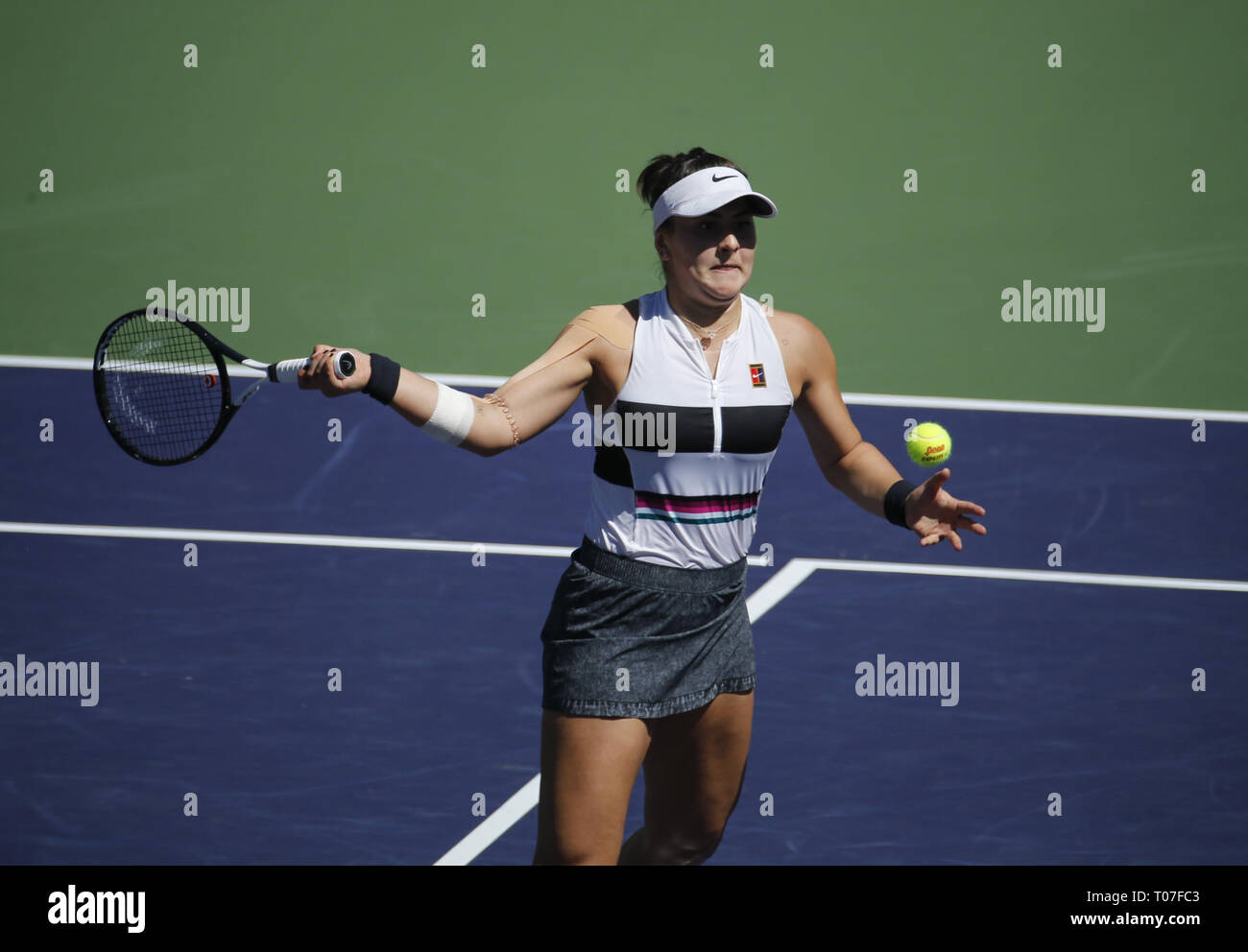 Los Angeles, California, USA. Xvii Mar, 2019. Bianca Andreescu del Canada, restituisce la sfera di Angelique Kerber di Germania, durante il women singles match finale del BNP Paribas Open Tennis Tournament Domenica Marzo 17, 2019 in Indian Wells, California. Andreescu ha vinto 2-1. Credito: ZUMA Press, Inc./Alamy Live News Foto Stock