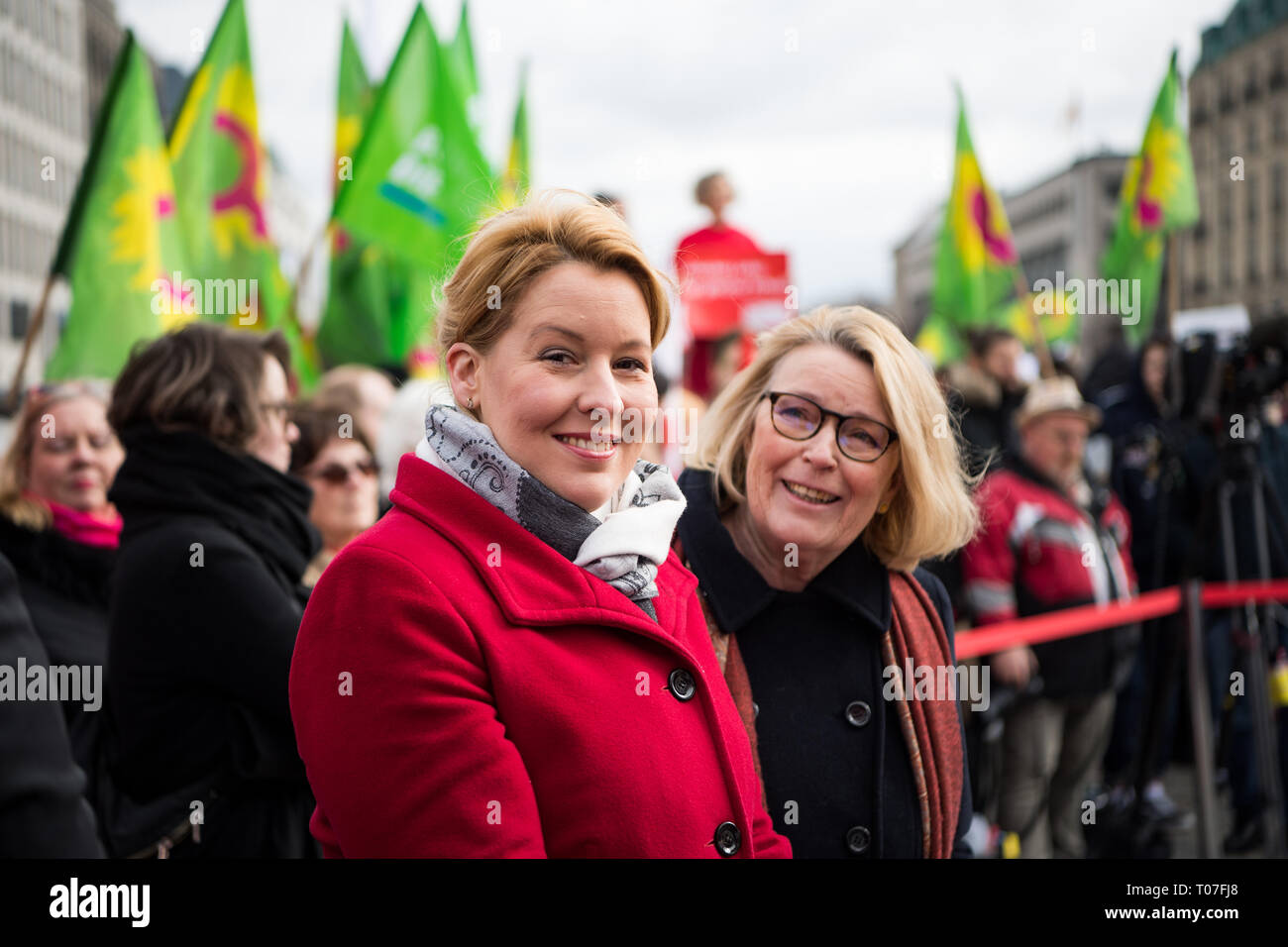 18 marzo 2019, a Berlino: Franziska Giffey (l, SPD), Ministro federale per gli Affari familiari, e Mona Küppers, Presidente della tedesca della donna, del Consiglio sono in piedi sulla Pariser Platz in un rally della Confederazione tedesca dei sindacati (DGB), il tedesco associazione sociale e il Tedesco donne del Consiglio sulla parità di retribuzione il giorno". Secondo i calcoli effettuati dall'Ufficio federale di statistica, donne in Germania guadagnano in media il 21 percento in meno rispetto agli uomini. La parità di retribuzione giorno' segna simbolicamente il divario retributivo tra i sessi, ossia il giorno fino a che le donne hanno lavorato senza pagare rispetto agli uomini nel corrente anno. Foto: Berna Foto Stock