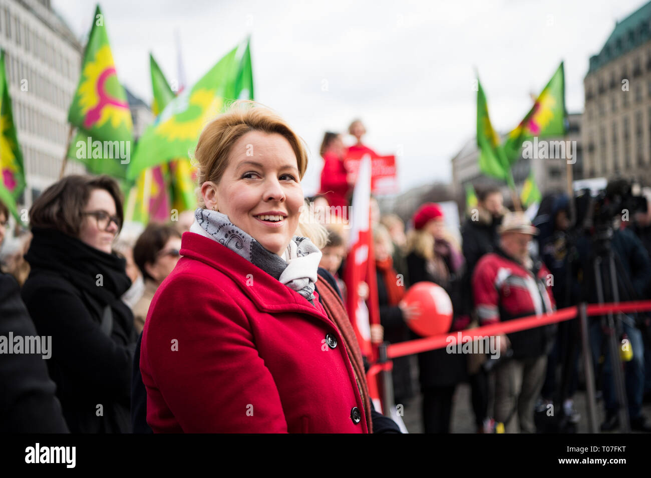 18 marzo 2019, a Berlino: Franziska Giffey (SPD), Ministro federale per gli Affari Familiari, sorge in un rally della federazione tedesca dei sindacati (DGB), il tedesco associazione sociale e il Tedesco donne del Consiglio sulla parità di retribuzione giorno' sulla Pariser Platz. Secondo i calcoli effettuati dall'Ufficio federale di statistica, donne in Germania guadagnano in media il 21 percento in meno rispetto agli uomini. La parità di retribuzione giorno' segna simbolicamente il divario retributivo tra i sessi, ossia il giorno fino a che le donne hanno lavorato senza pagare rispetto agli uomini nel corrente anno. Foto: Bernd von Jutrczenka/dpa Foto Stock