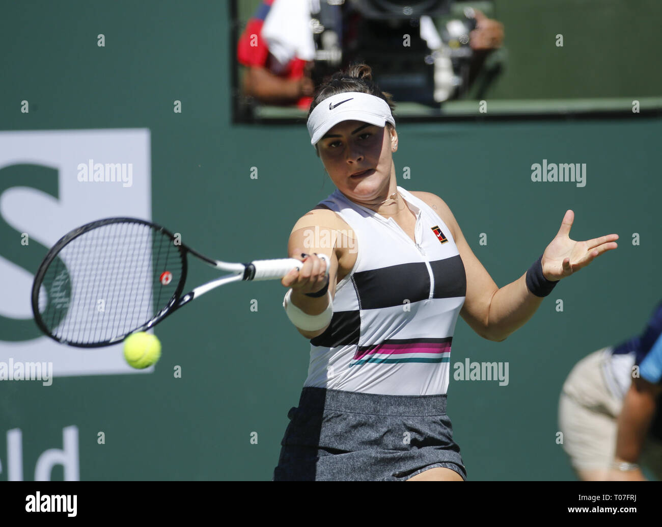 Los Angeles, California, USA. Xvii Mar, 2019. Bianca Andreescu del Canada, restituisce la sfera di Angelique Kerber di Germania, durante il women singles match finale del BNP Paribas Open Tennis Tournament Domenica Marzo 17, 2019 in Indian Wells, California. Andreescu ha vinto 2-1. Credito: ZUMA Press, Inc./Alamy Live News Foto Stock