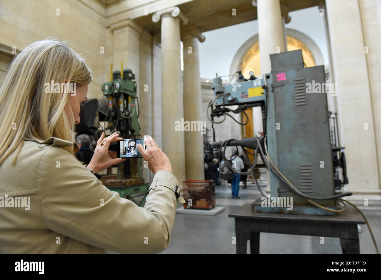 Londra, Regno Unito. Xviii Mar, 2019. Anteprima di 'bene gli spogliatori', un nuovo grande lavoro di artista Mike Nelson, che è stato creato per la Tate Britain Commissione, sostenuta da Sotheby's, invitando gli artisti a creare nuove opere per il Duveen gallerie. L'artista ha girato le aste online di liquidazioni società e cantieri di recupero per gli oggetti che rappresentano il declino dell'industria britannica e infrastruttura. La mostra viene eseguito il 18 marzo e il 6 ottobre 2019 alla Tate Britain. Credito: Stephen Chung/Alamy Live News Foto Stock