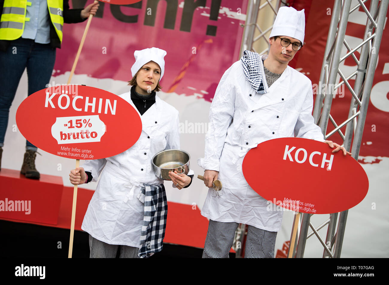 Berlino, Germania. Xviii Mar, 2019. Professional coppie mostrano le differenze retributive in corrispondenza di una azione foto in occasione di un raduno della federazione tedesca dei sindacati (DGB), il tedesco associazione sociale e il Tedesco donne del Consiglio sulla parità di retribuzione giorno' sulla Pariser Platz. Secondo i calcoli effettuati dall'Ufficio federale di statistica, donne in Germania guadagnano in media il 21 percento in meno rispetto agli uomini. La parità di retribuzione giorno' segna simbolicamente il divario retributivo tra i sessi, ossia il giorno fino a che le donne hanno lavorato senza pagare rispetto agli uomini nel corrente anno. Foto Stock