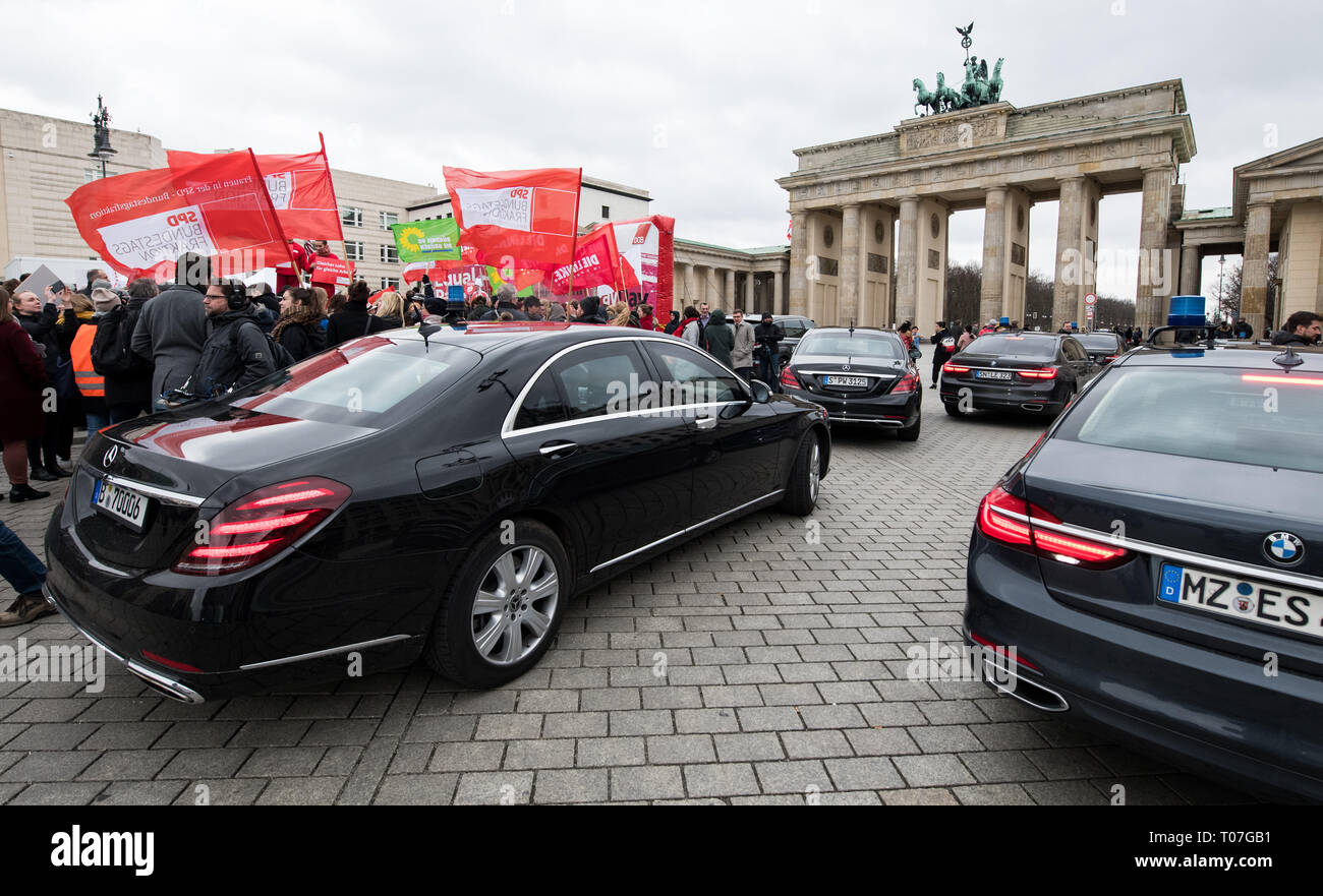 Berlino, Germania. Xviii Mar, 2019. Numerosi dark limousines stare accanto a un rally della federazione tedesca dei sindacati (DGB), il tedesco associazione sociale e il Tedesco donne del Consiglio sulla parità di retribuzione giorno' sulla Pariser Platz. Secondo i calcoli effettuati dall'Ufficio federale di statistica, donne in Germania guadagnano in media il 21 percento in meno rispetto agli uomini. La parità di retribuzione giorno' segna simbolicamente il divario retributivo tra i sessi, ossia il giorno fino a che le donne hanno lavorato senza pagare rispetto agli uomini nel corrente anno. Foto Stock