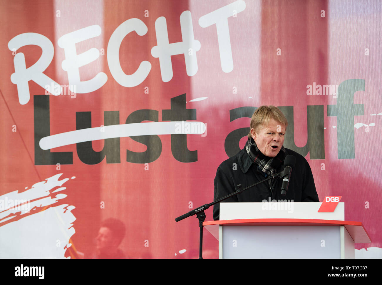 Berlino, Germania. Xviii Mar, 2019. Reiner Hoffmann, presidente della Confederazione tedesca dei sindacati (DGB), parla in un rally della Confederazione tedesca dei sindacati (DGB), il tedesco associazione sociale e il Tedesco donne del Consiglio sulla parità di retribuzione giorno' a Pariser Platz. Secondo i calcoli effettuati dall'Ufficio federale di statistica, donne in Germania guadagnano in media il 21 percento in meno rispetto agli uomini. La parità di retribuzione giorno' segna simbolicamente il divario retributivo tra i sessi, ossia il giorno fino a che le donne hanno lavorato senza pagare rispetto agli uomini nel corrente anno. Foto Stock