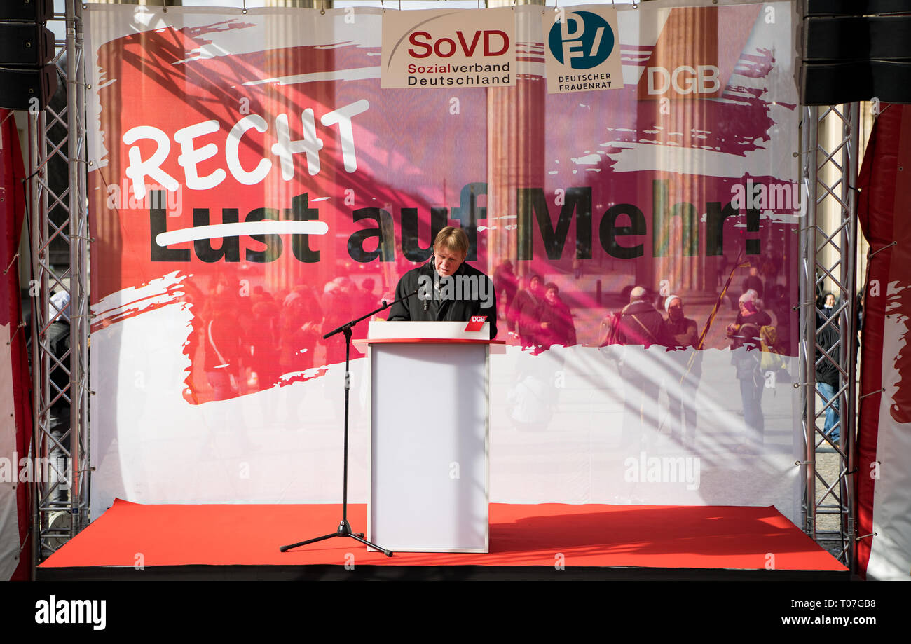 Berlino, Germania. Xviii Mar, 2019. Reiner Hoffmann, presidente della Confederazione tedesca dei sindacati (DGB), parla in un rally della Confederazione tedesca dei sindacati (DGB), il tedesco associazione sociale e il Tedesco donne del Consiglio sulla parità di retribuzione giorno' a Pariser Platz. Secondo i calcoli effettuati dall'Ufficio federale di statistica, donne in Germania guadagnano in media il 21 percento in meno rispetto agli uomini. La parità di retribuzione giorno' segna simbolicamente il divario retributivo tra i sessi, ossia il giorno fino a che le donne hanno lavorato senza pagare rispetto agli uomini nel corrente anno. Foto Stock