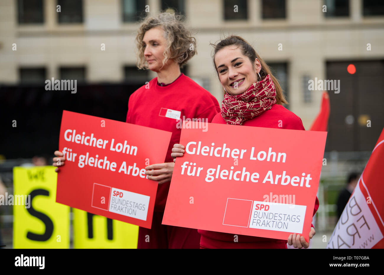 Berlino, Germania. Xviii Mar, 2019. I partecipanti di un rally della Confederazione tedesca dei sindacati (DGB), il tedesco associazione sociale e il Tedesco donne del Consiglio sulla parità di retribuzione giorno " sono in piedi sulla Pariser Platz. Secondo i calcoli effettuati dall'Ufficio federale di statistica, donne in Germania guadagnano in media il 21 percento in meno rispetto agli uomini. La parità di retribuzione giorno' segna simbolicamente il divario retributivo tra i sessi, ossia il giorno fino a che le donne hanno lavorato senza pagare rispetto agli uomini nel corrente anno. Foto Stock