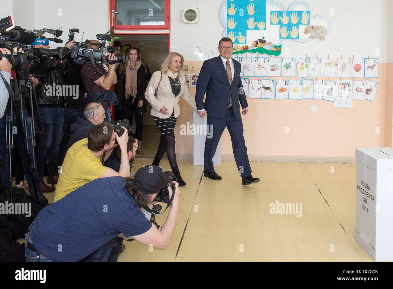 Bratislava, Slovacchia. 16 Mar, 2019. Slovacca candidato presidenziale Maros Sefcovic (destra) voti con sua moglie Elena Sefcovicova nel primo turno delle elezioni presidenziali a Bratislava, in Slovacchia, il 16 marzo 2019. Credito: Martin Mikula/CTK foto/Alamy Live News Foto Stock