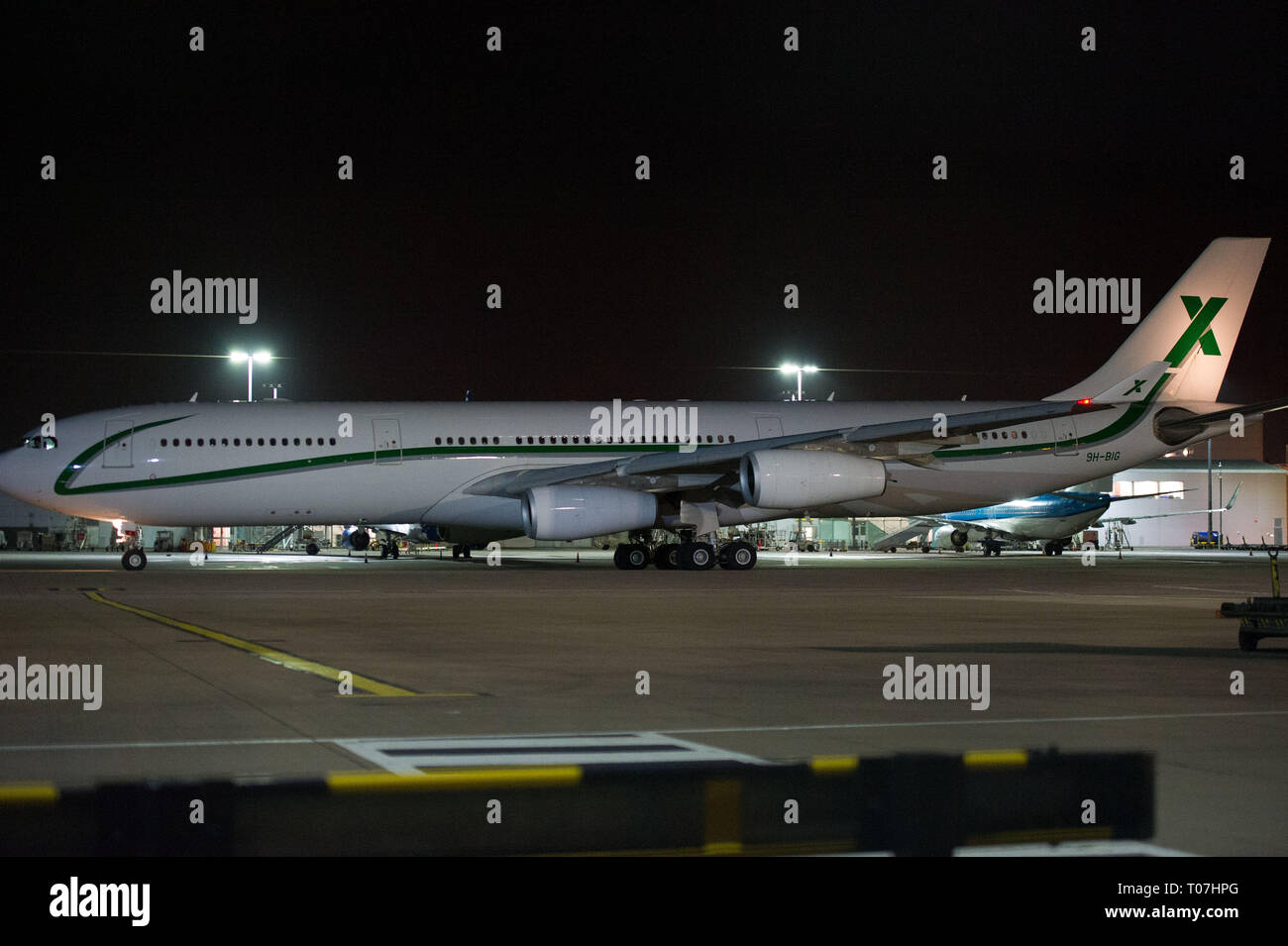 Glasgow, Regno Unito. Il 18 marzo 2019. La Scozia squadra di calcio visto salire a bordo il lusso jetliner aeromobili privati nelle prime ore visto all aeroporto di Glasgow momenti prima della partenza per il Kazakistan per giocare una partita di mercoledì. Il volo è stato dovuto a prendere il via alle 23.00, tuttavia a causa di un problema imprevisto di cui il pilota doveva venire fuori il ponte di volo e sull'asfalto e parlare con il personale a terra, il volo finalmente ha preso il largo nelle prime ore di oggi. Credito: Colin Fisher/Alamy Live News Foto Stock