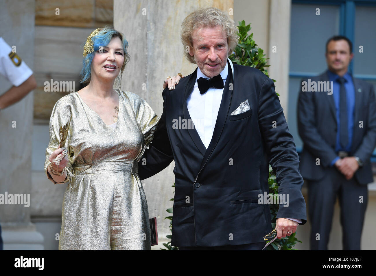 Bayreuth, Germania. Xviii Mar, 2019. Dopo oltre quarant anni di matrimonio Thea e Thomas Gottschalk hanno separato. Archivio fotografico: Showmaster Thomas Gottschalk con la moglie Thea all'arrivo. Apertura della Bayreuth Festival di Richard Wagner 2018. Tappeto rosso il 25.07.2018. Gruener Huegel, Festspielhaus.Bayreuth. € | Utilizzo di credito in tutto il mondo: dpa/Alamy Live News Foto Stock