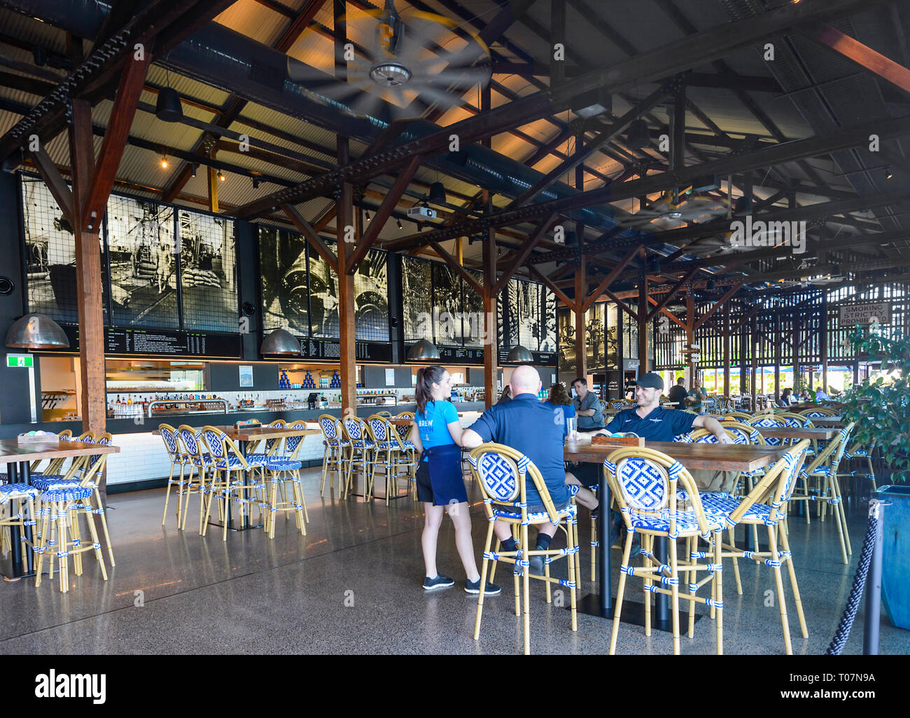 All'interno di Hemingway's Brewery, un patrimonio storico convertito barca costruzione terminale sul pontile di Cairns, estremo Nord Queensland, FNQ, QLD, Australia Foto Stock