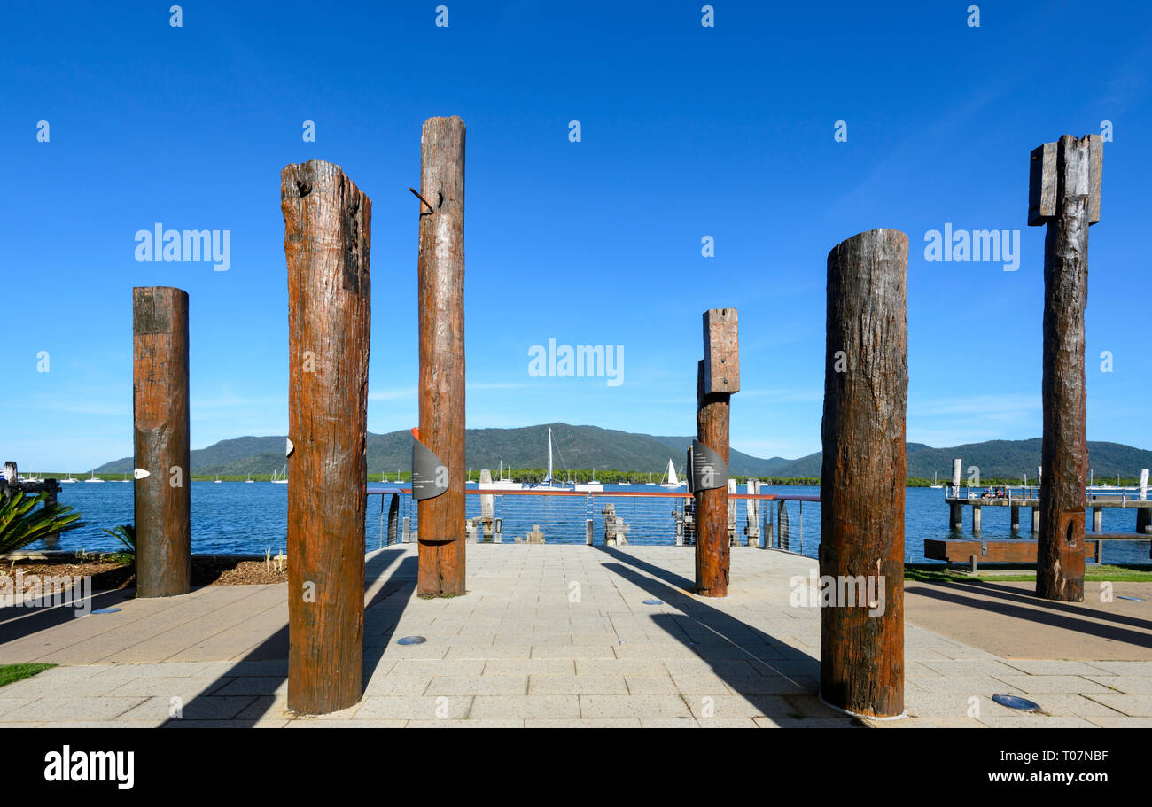 Vista di totem, arte pubblica sul Molo Marlin che raffigurano passato di vita degli aborigeni nella zona, Cairns, estremo Nord Queensland, FNQ, QLD, Australia Foto Stock