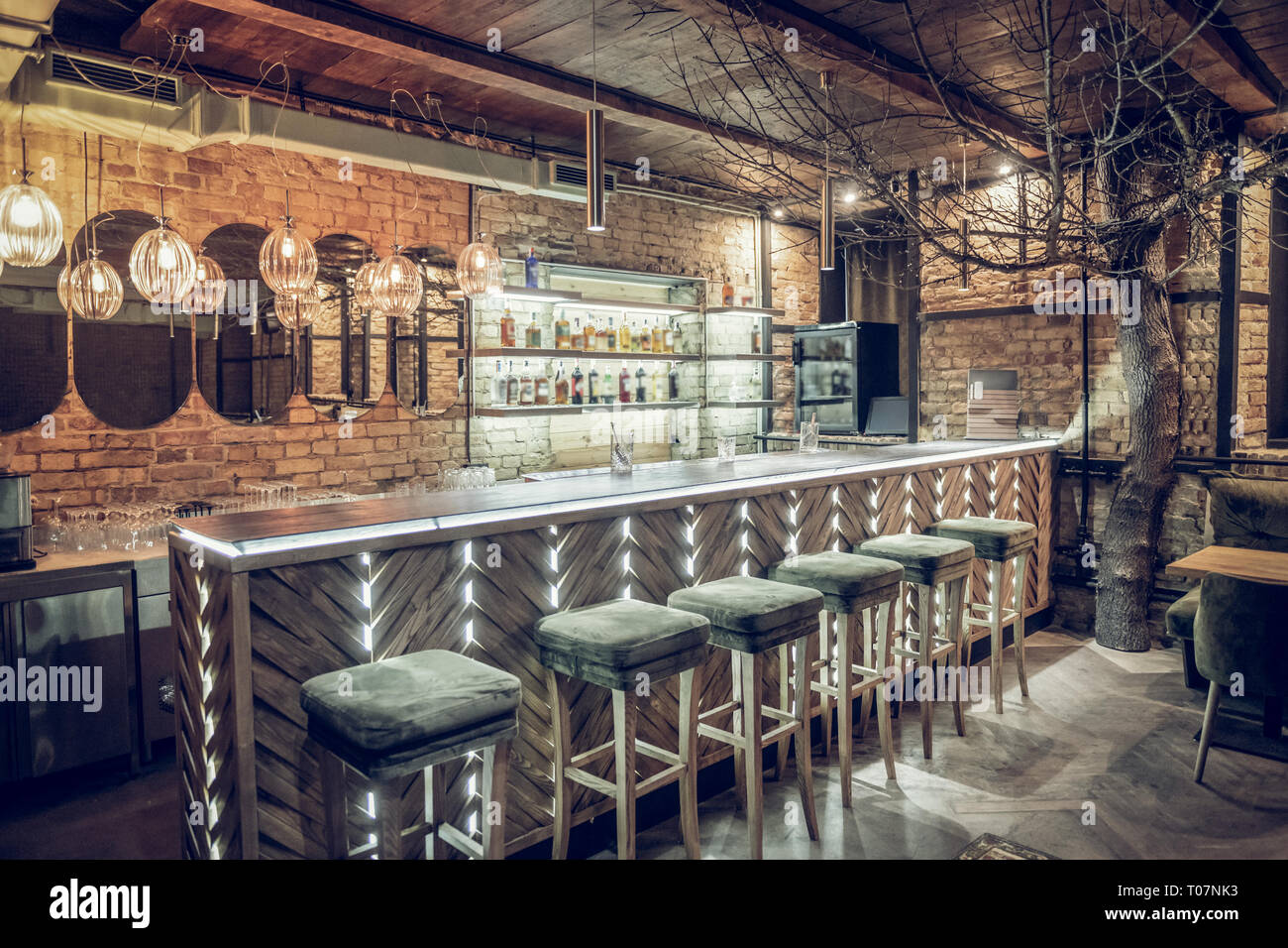 Interior shot della barra essendo abbellita con bar in legno counter Foto Stock Interior shot della barra essendo abbellita con bar in legno counter Foto Stock