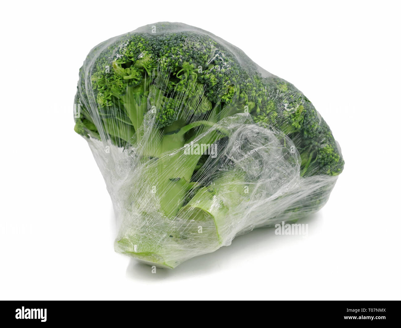 Broccoli avvolti in una pellicola di plastica isolati su sfondo bianco Foto Stock