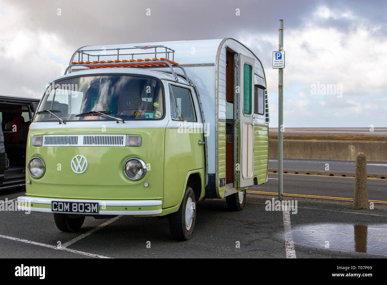 1974 70s VW Volkswagen Green White Jurgens Autovilla 2000cc benzina LCV; Caravan Motorhomes, camper sulle strade della Gran Bretagna, RV veicolo per il tempo libero, vacanze in famiglia, vacanze caravanette, vacanze caravan Touring, Conversioni furgoni anni '70, Vanagon autohomit, LIFE on the Road, UK Foto Stock