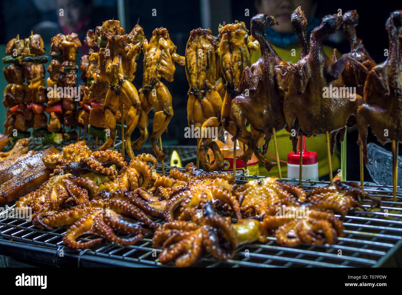 Ried rane. quaglia e polpi spiedini, Vietnamita Asian street food in Thailandia Foto Stock