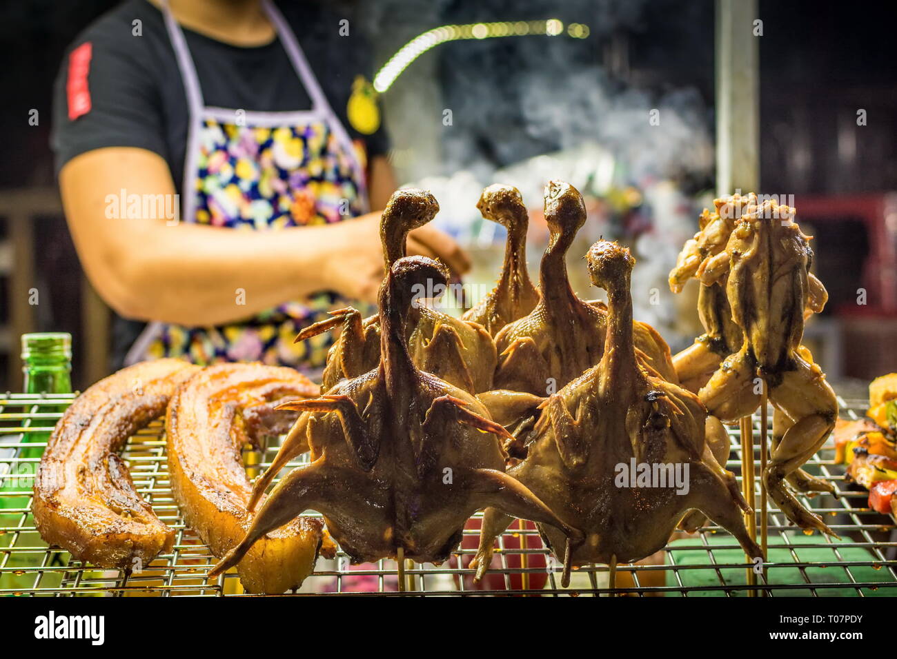 Ried rane. quaglia e polpi spiedini, Vietnamita Asian street food in Thailandia Foto Stock