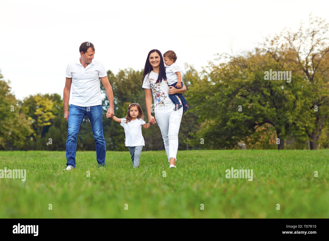 Famiglia con bambini passeggiate nel parco. Foto Stock