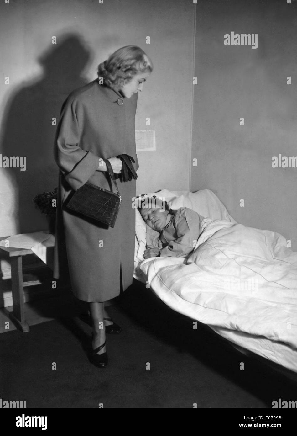 Le persone, la società e le regole della cortesia, visitando un malato, scena degli anni cinquanta, Additional-Rights-Clearance-Info-Not-Available Foto Stock