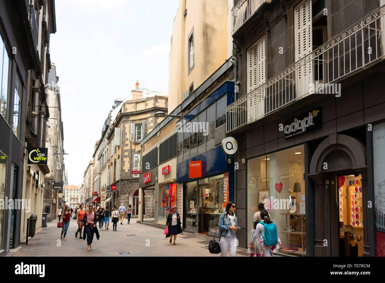 Pedoni in una strada dello shopping di Clermont-Ferrand. Auvergne. La Francia. Foto Stock