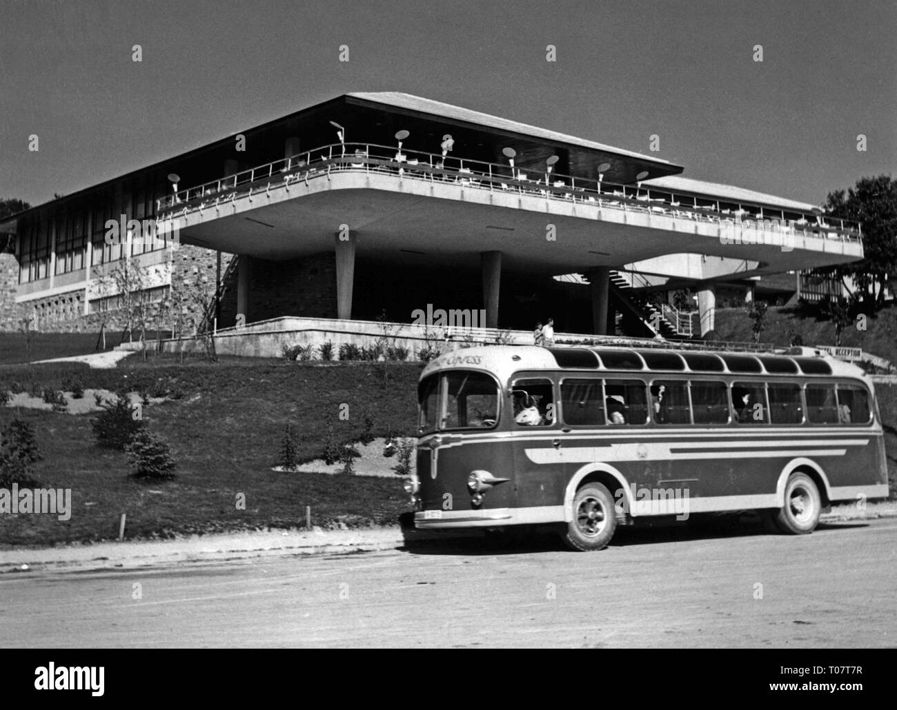 Turismo, autobus turistico nella parte anteriore di un Hotel nel Parco Nazionale dei Laghi di Plitvice, Croazia, anni cinquanta, Additional-Rights-Clearance-Info-Not-Available Foto Stock