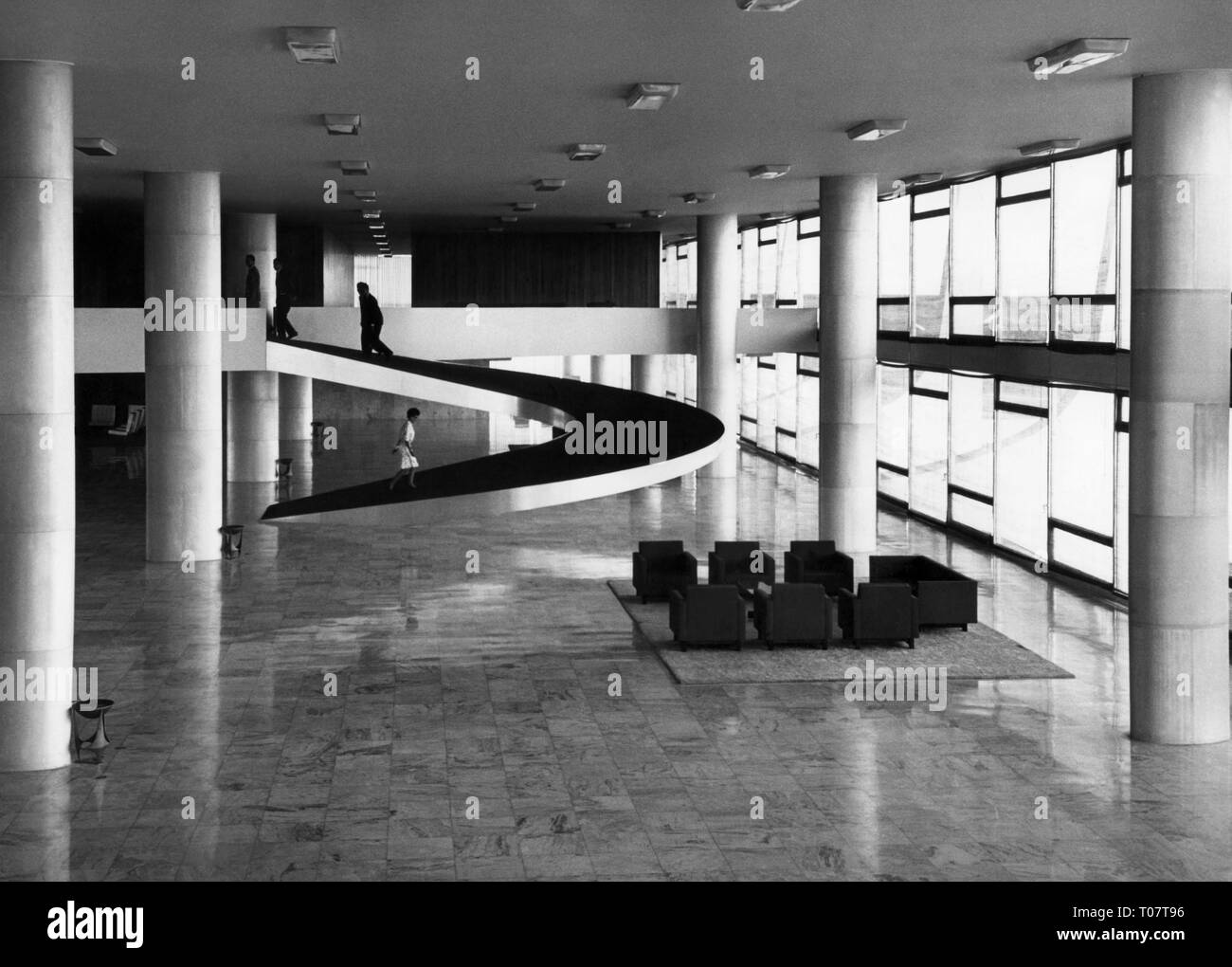 Geografia/travel, Brasile, città Brasilia, presidental palace, Palazzo del Plateau, (Palacio do Planalto), costruito 1956-1960, da Oscar Niemeyer, (1907 - 2012), Lucio Costa, (1902-1998), vista interna, la scala e la suite, sessanta, architettura, interior design, avant-garde, Vanguard, UNESCO World Heritage Site, stair, luogo, colonna, pilastro, , Additional-Rights-Clearance-Info-Not-Available Foto Stock