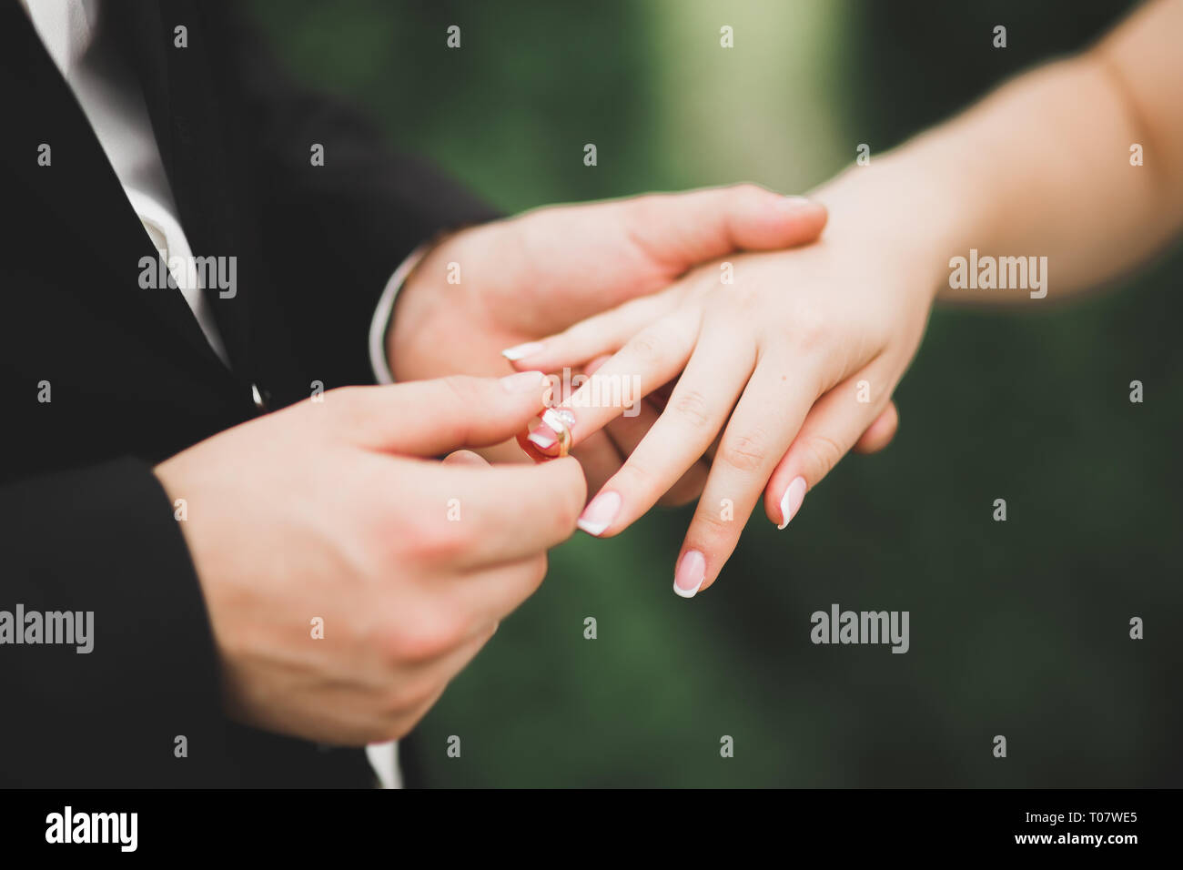 Sposa e lo sposo scambiare gli anelli di nozze. Elegante giovane cerimonia ufficiale Foto Stock