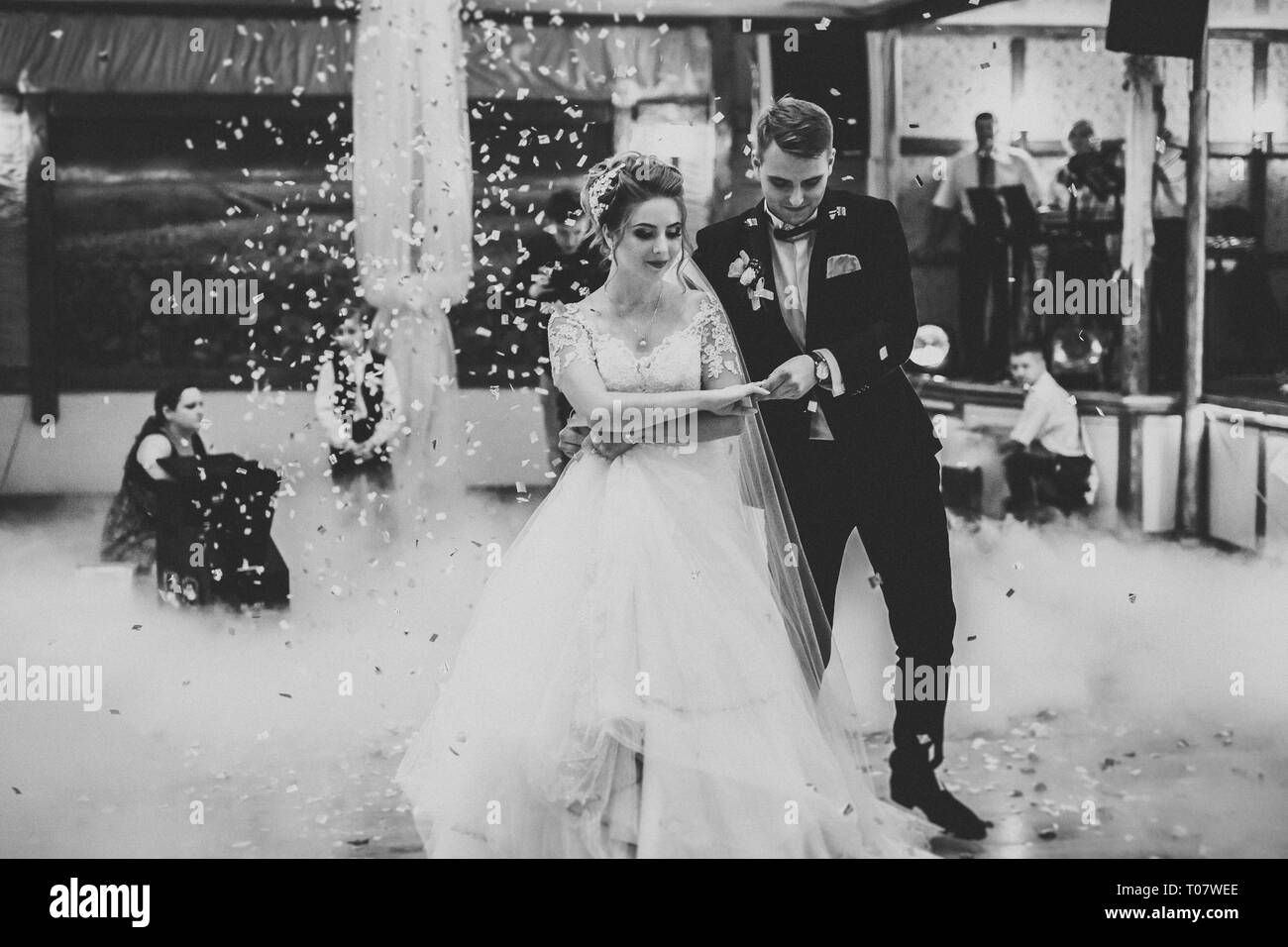 Primo ballo di nozze della sposa giovane nel ristorante Foto Stock