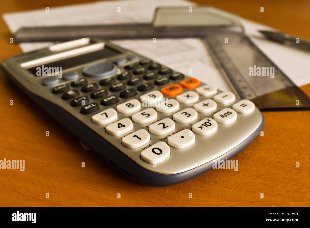 Calcolatrice, carta, righello e matita meccanica sulla scrivania, business desk, design Foto Stock