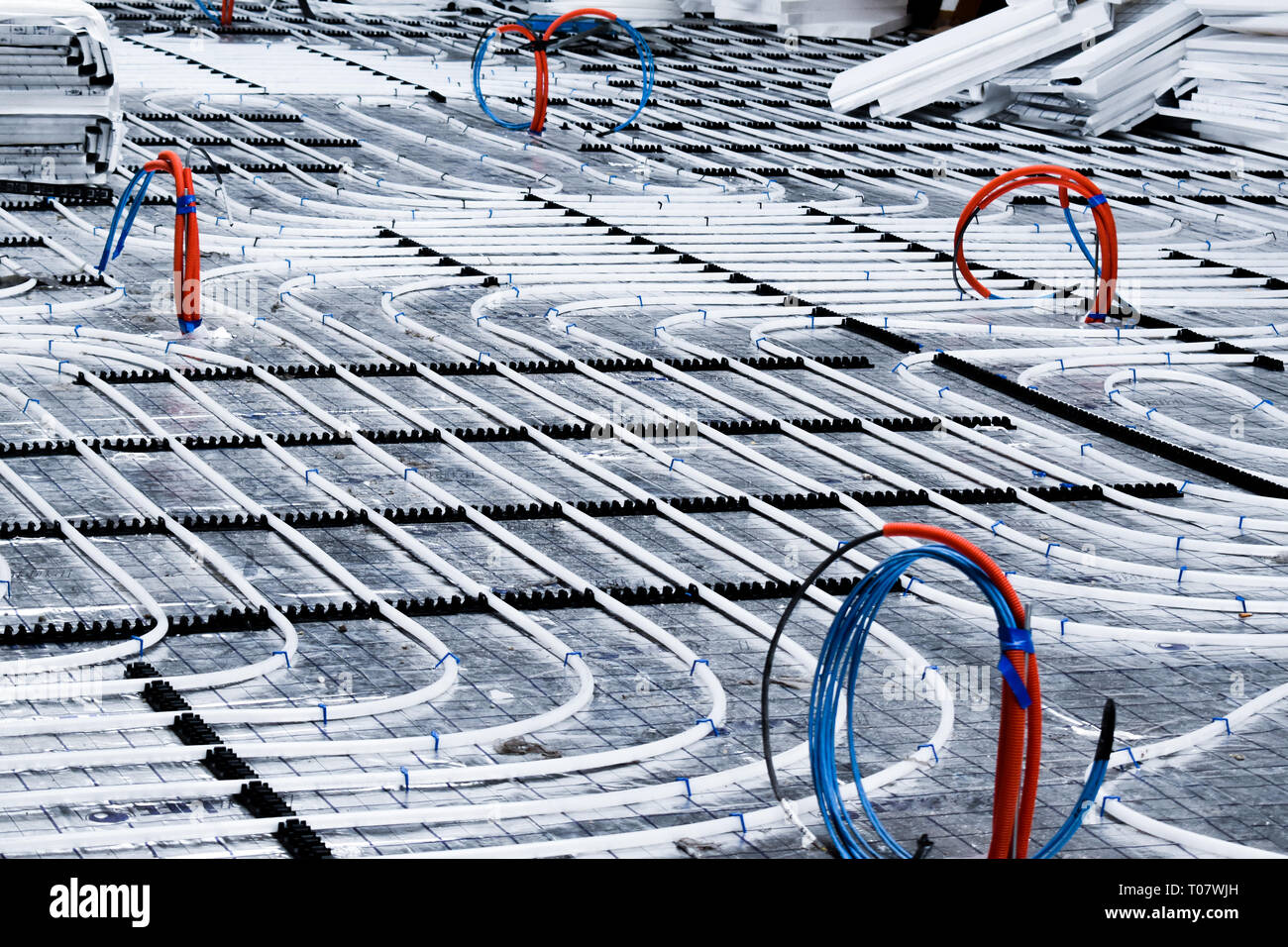 Impianto di riscaldamento a pavimento con tubi di bianco durante la costruzione. Riscaldamento e impianto elettrico Foto Stock