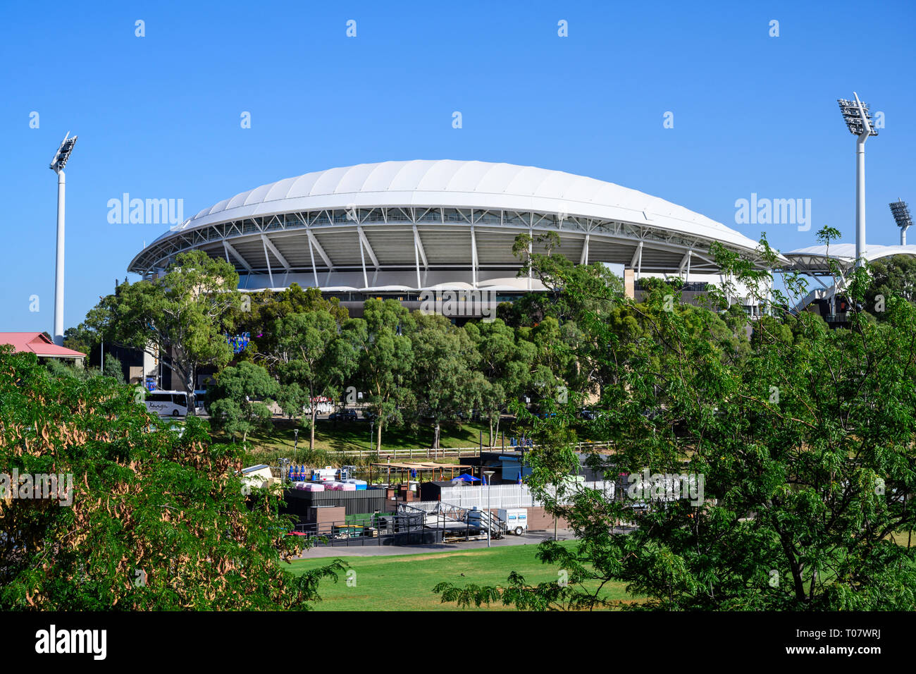 Vista di Adelaide Oval Cricket e gli sport di terra, visto da Adelaide Festival Centre, Adelaide, Australia del Sud. Foto Stock
