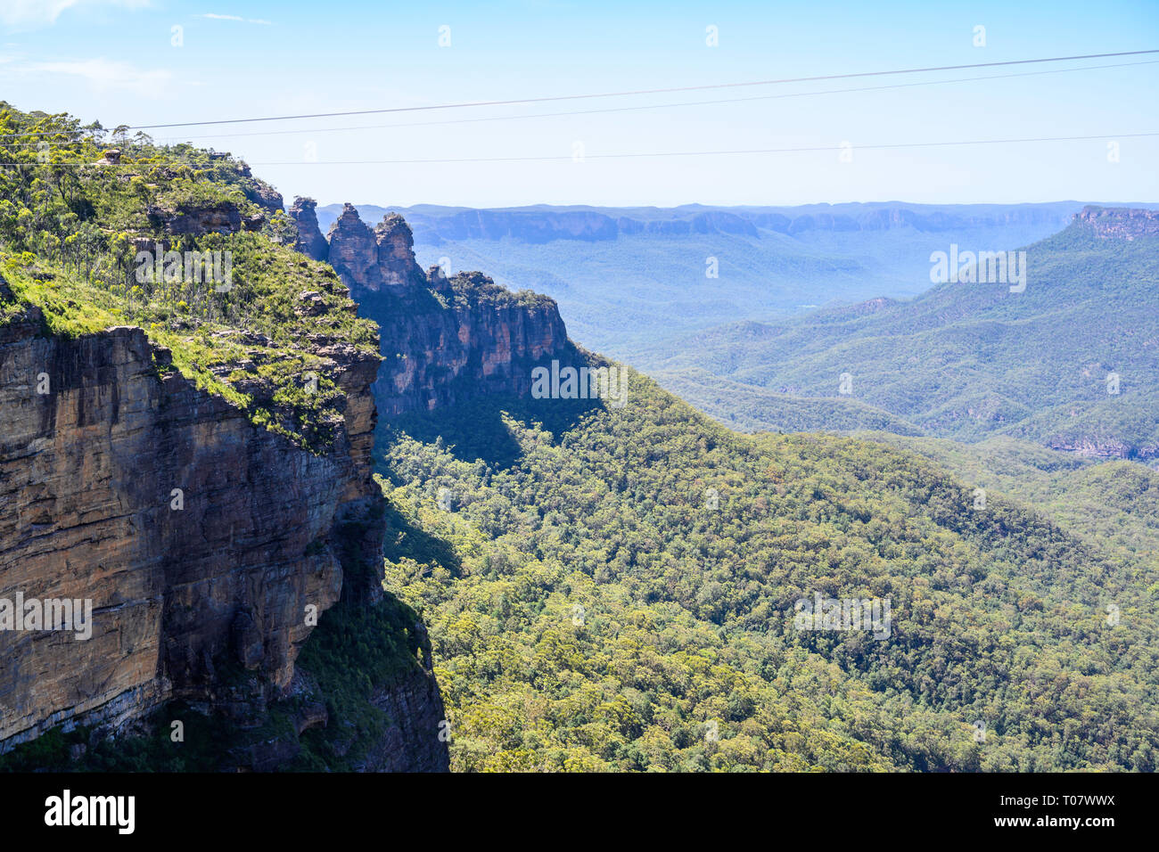 Vista di Jamison Valley e il 'Tre Sorelle' visto da un belvedere vicino al Prince Henry Cliff Walk, il Parco Nazionale Blue Mountains, NSW, Australia. Foto Stock