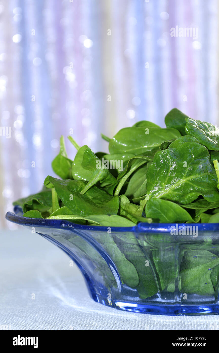 Foglie di spinaci. Fresh baby spinaci foglie in una insalatiera Foto Stock