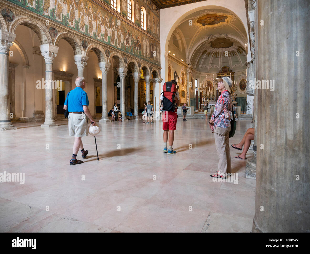L'Italia, Emilia Romagna, Ravenna, Sant Apollinare Nuovo Basilica, vista interna Foto Stock