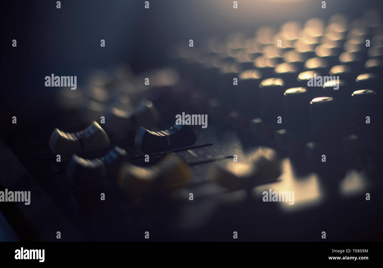 Il mixaggio audio retroilluminazione scrivania Foto Stock