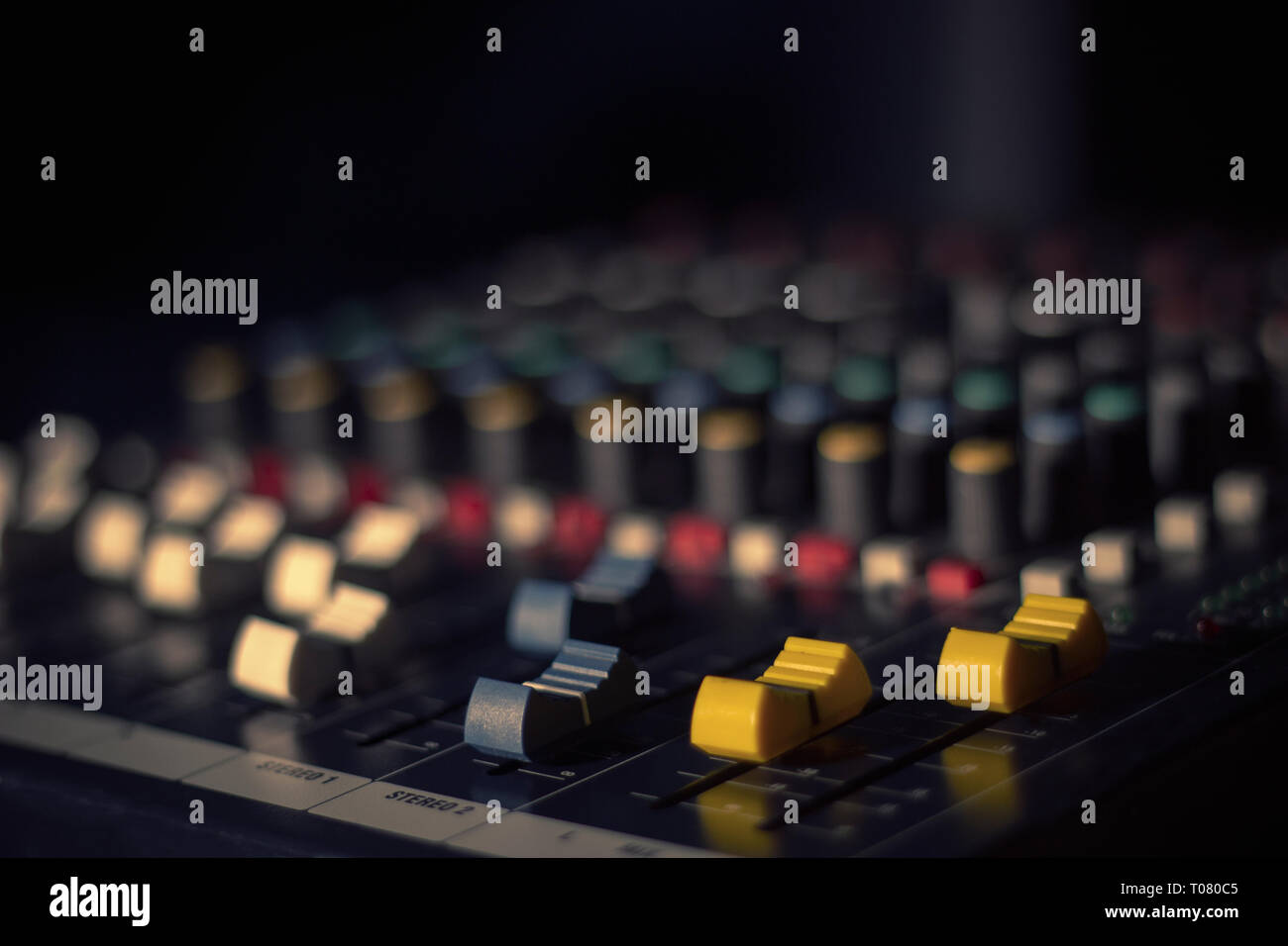 Il mixaggio audio desk closeup Foto Stock