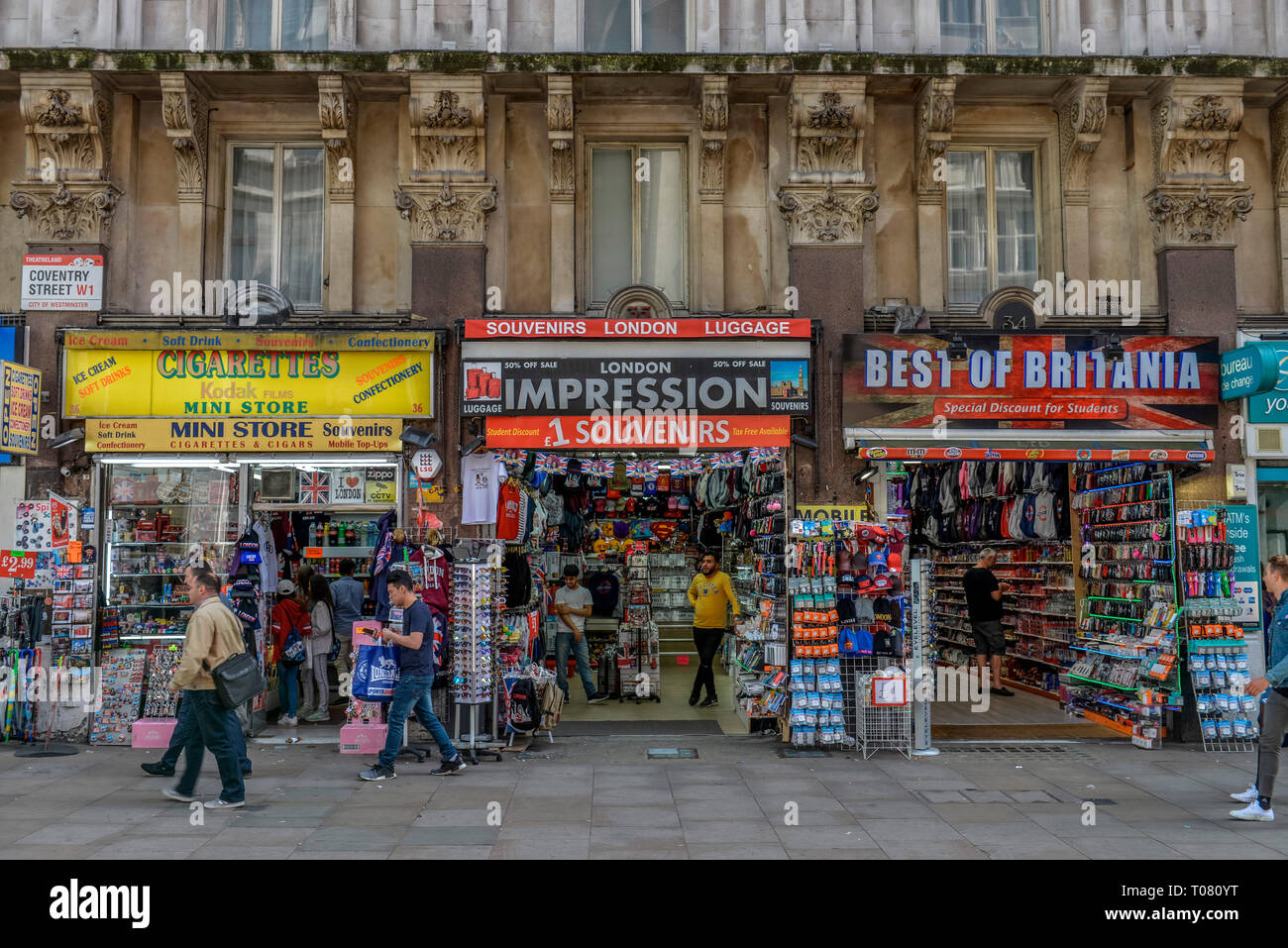 Andenken, Leicester Square, Coventry Street, Londra, Inghilterra, Grossbritannien Foto Stock