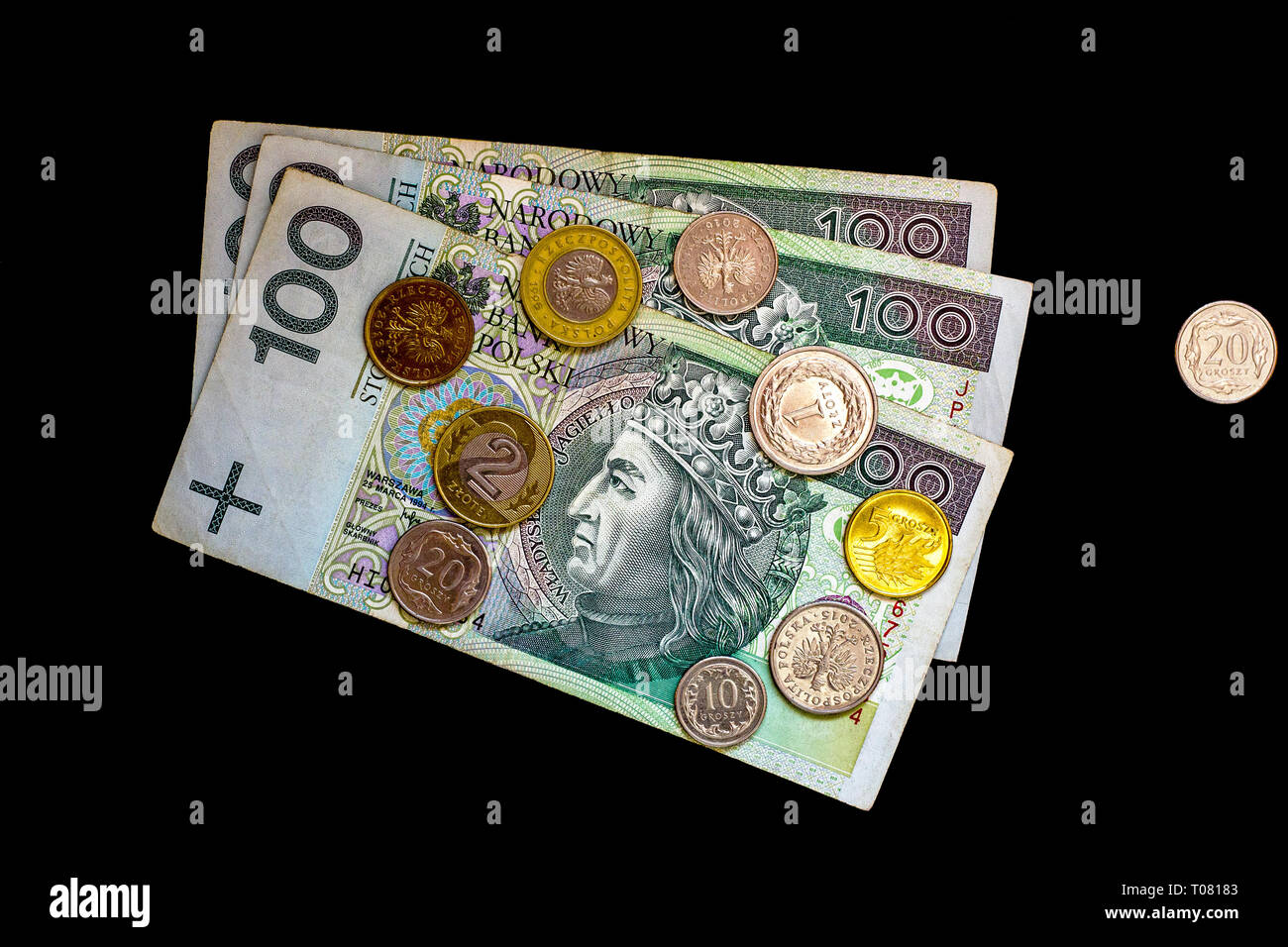 100 zlotys fatture e Polonia groszy monete. Carta polacca di un centinaio di valuta somme isolati su sfondo nero, vista dall'alto Foto Stock