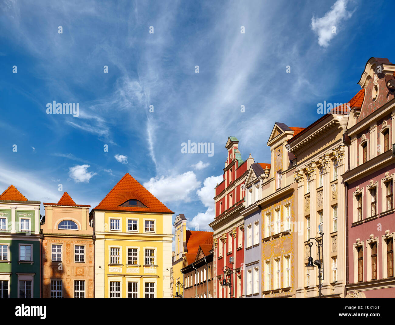 Poznan Città Vecchia case colorate facciate contro il cielo, Polonia. Foto Stock